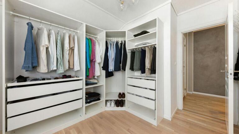 How to Build a Timeless Wardrobe on a Budget